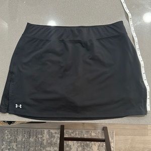 Under Armour Golf Skort. Size Large. black. Only used once. Hung dry.